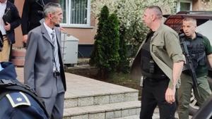 El nuevo alcalde de Zvecan, Ilir Peci, saliendo del Ayuntamiento protegido por fuerzas de la OTAN
