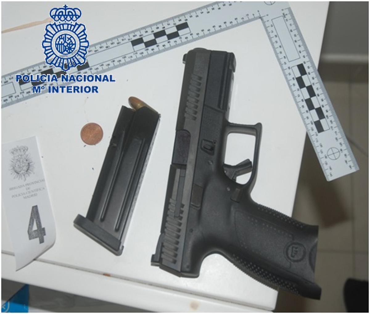 Arma intervenida al detenido por tirotear en las piernas a un hombre en Estepona.