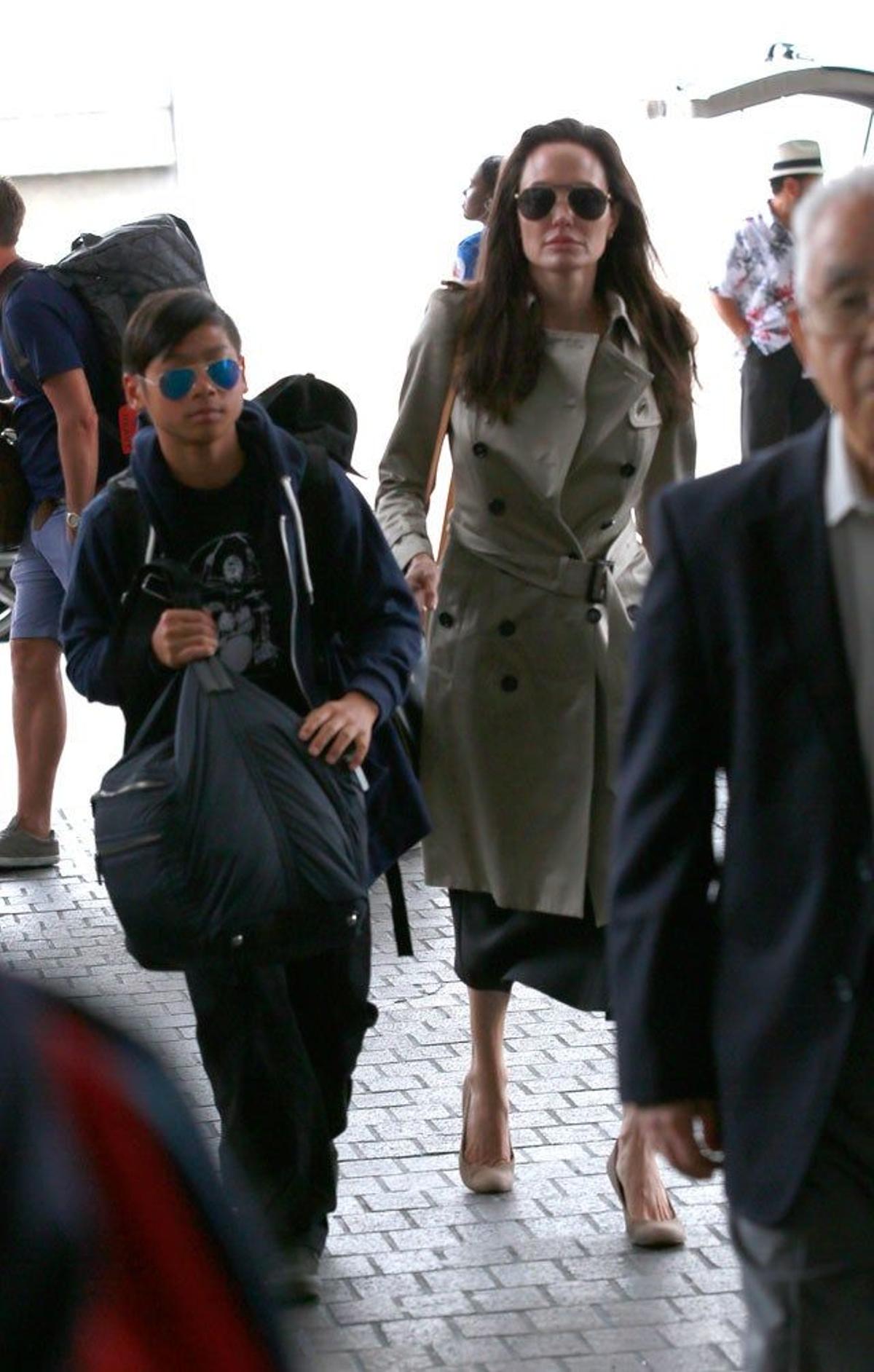 Angelina Jolie llega al aeropuerto de Los Ángeles con su hijo Pax