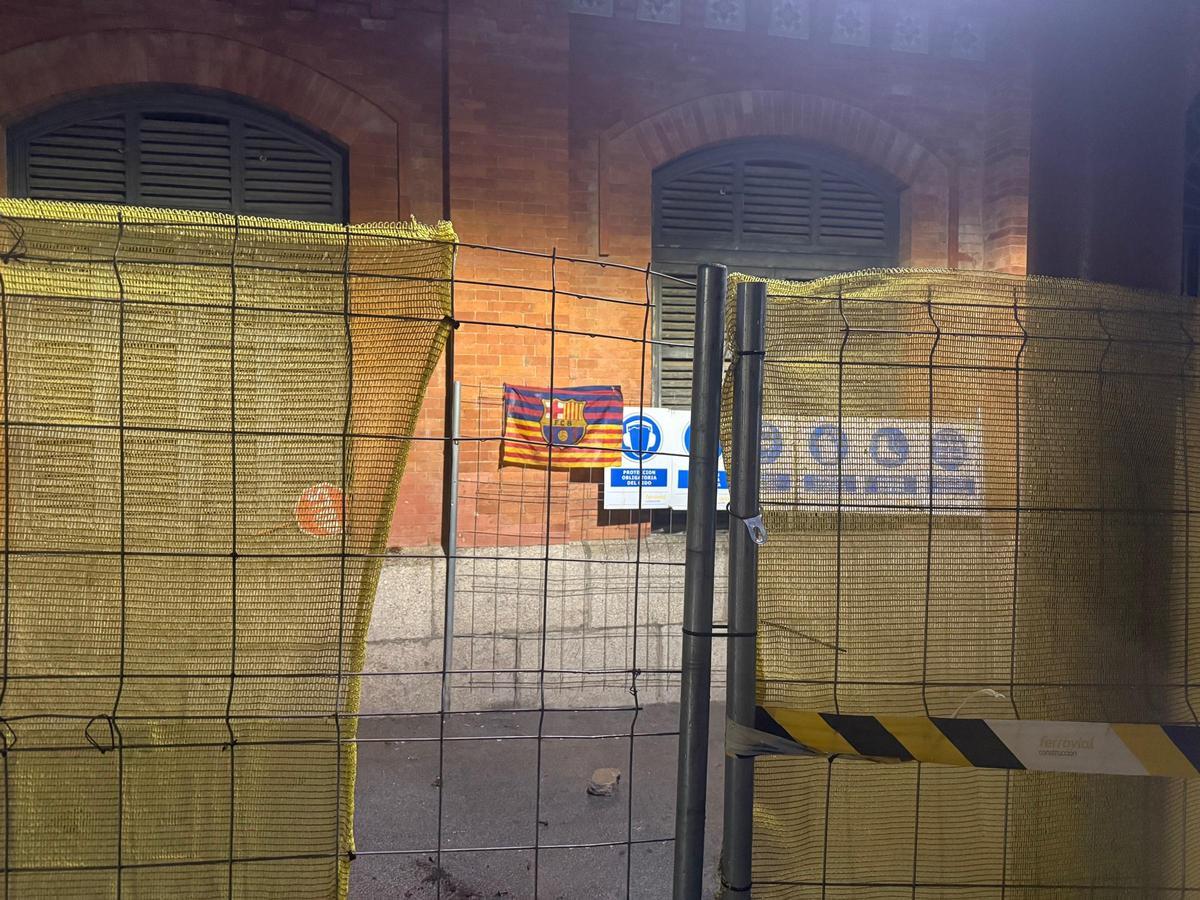 Una bandera del Barcelona sorprende en una valla de la obra del Calatrava.