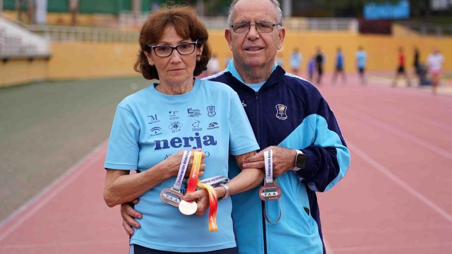 María Jesús Cano y su marido, Manuel Sánchez, que también compite como veterano, posan con las medallas en Carranque.