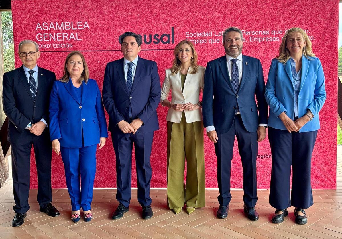Autoridades asistentes a la asamblea general de Amusal, este viernes en Murcia.