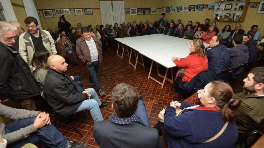 Asamblea del pasado sábado en Placeres. // G. Santos