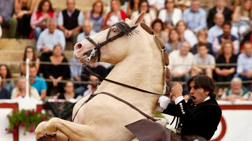 Diego Ventura y su caballo &quot;Remate&quot;, en la feria de Gijón.