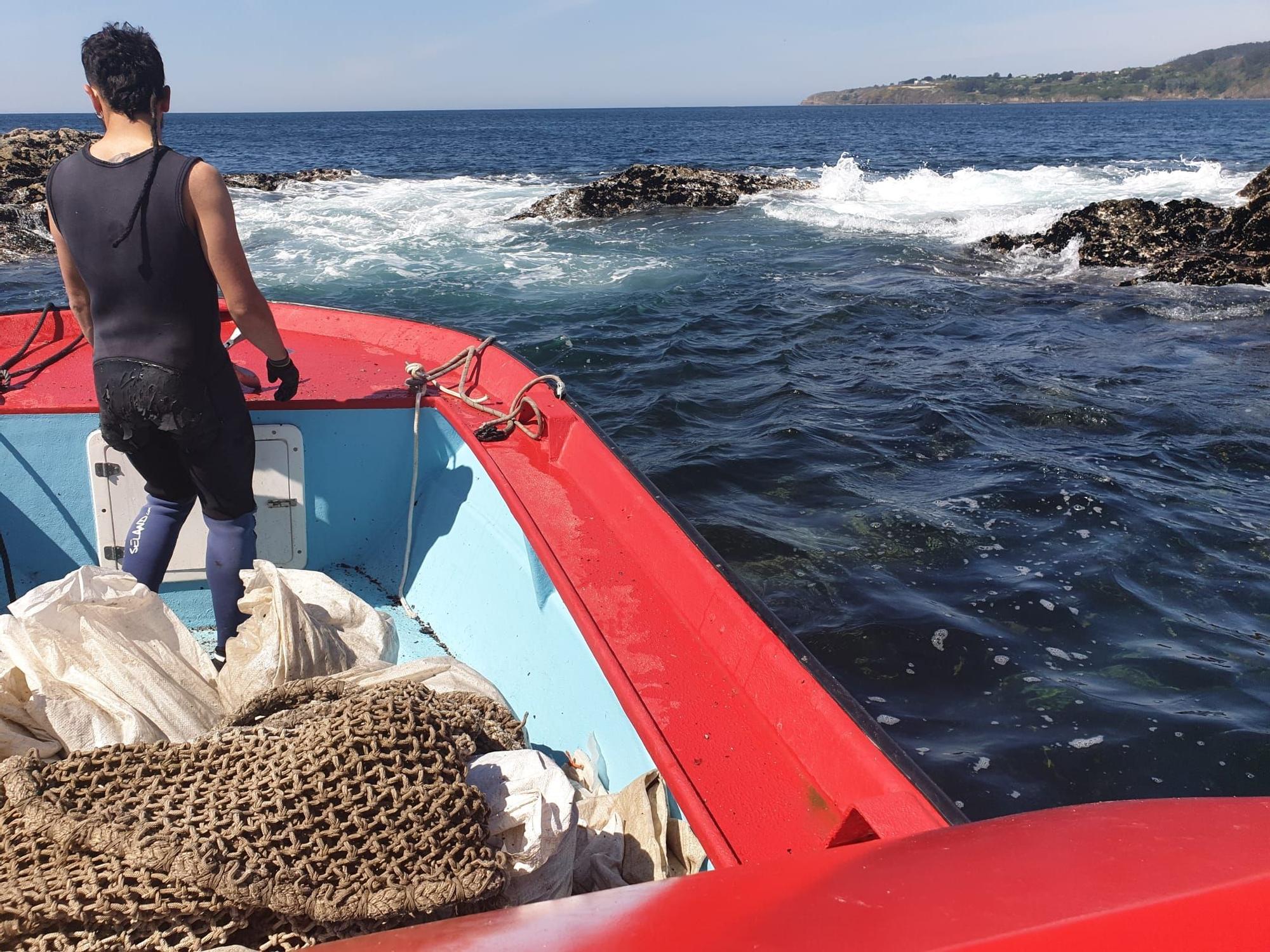 Un bateeiro dispuesto a saltar a las rocas para recoger cría.