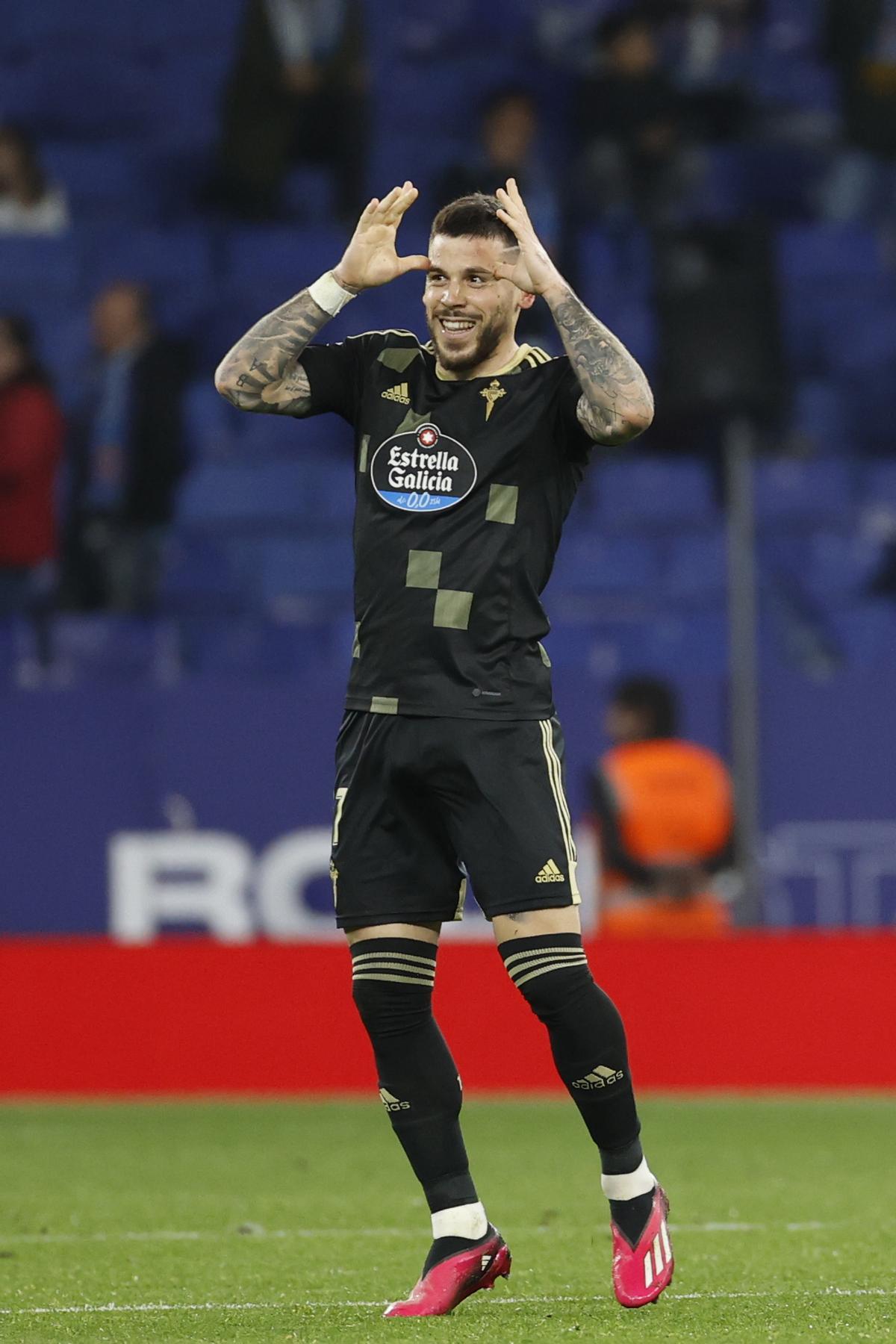 CORNELLÁ DE LLOBREGAT (BARCELONA), 18/03/2023.- El centrocampista del Celta de Vigo Carles Pérez celebra su gol, tercero de los gallegos ante el RCD Espanyol, durante el encuentro correspondiente a la jornada 26 de LaLiga Santander que disputan RCD Espanyol y Celta de Vigo este sábado en el RCDE Stadium de Cornellá de Llobregat (Barcelona). EFE/ Toni Albir