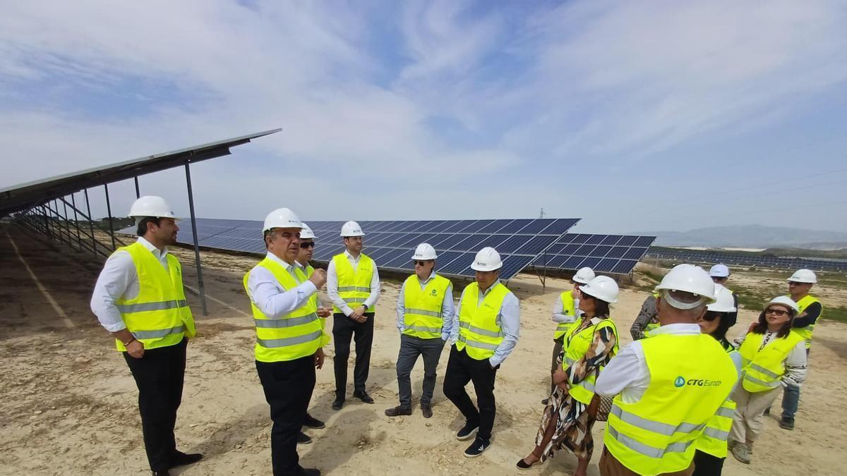 El consejero Juan María Vázquez en una planta solar fotovoltaica.