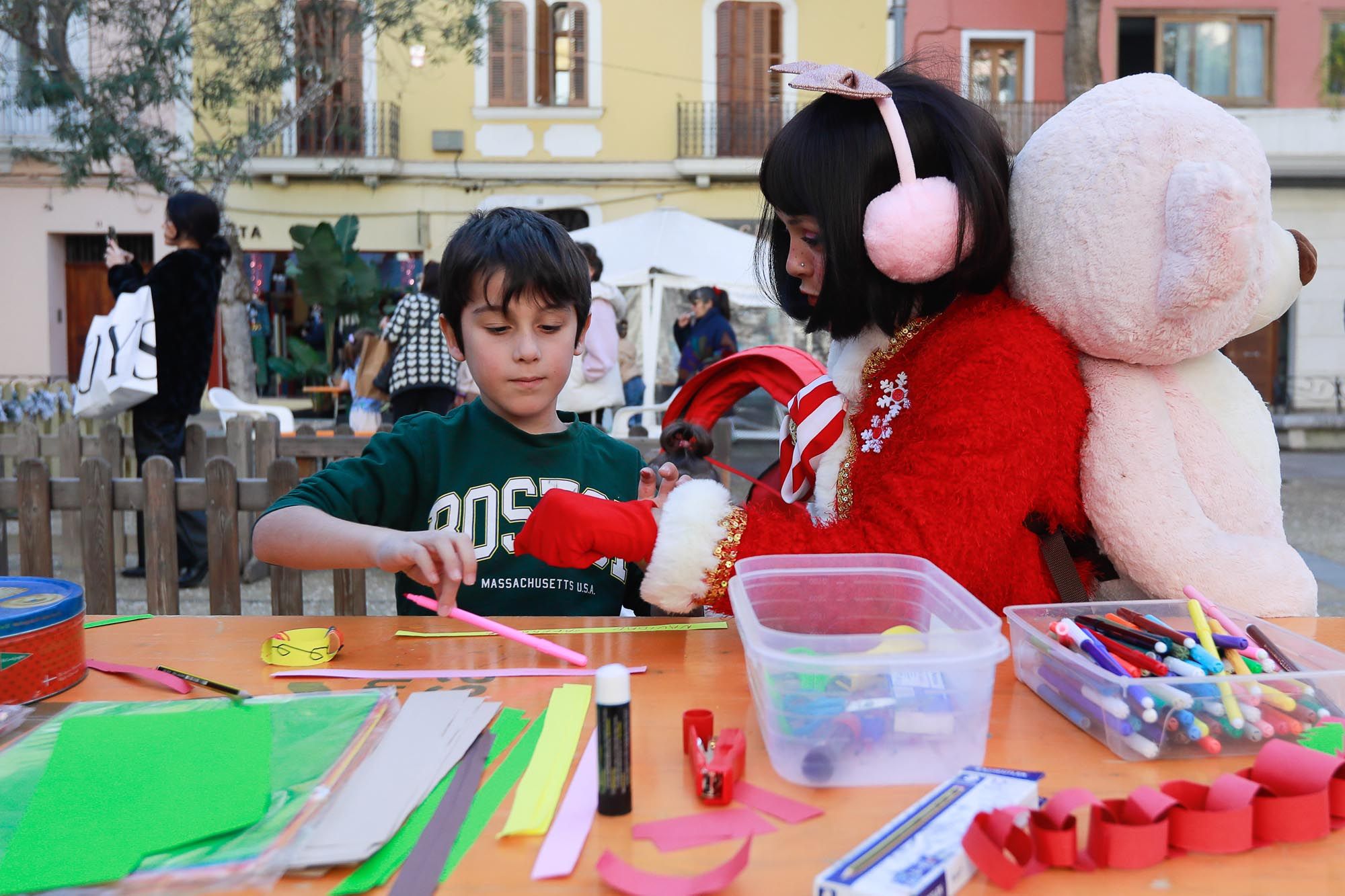 Renos y elfos en la casita de papá Noel en Ibiza