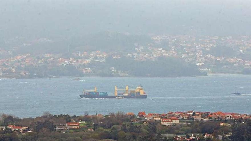 La ría de Vigo, azotada por fuertes vientos que alcanzaron los 85 kilómetros hora ayer .  // Marta G. Brea