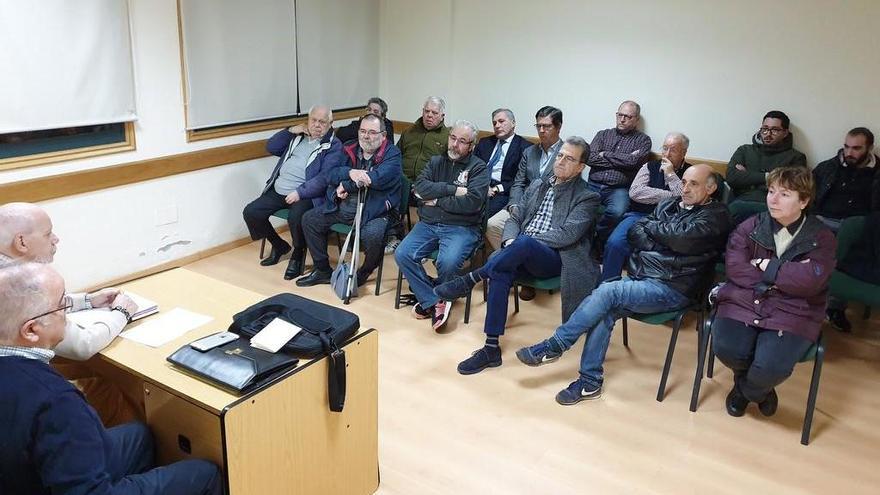 Los miembros de la Cofradía de Nuestro Padre Jesús del Silencio, en la asamblea celebrada ayer. // Marta G. Brea