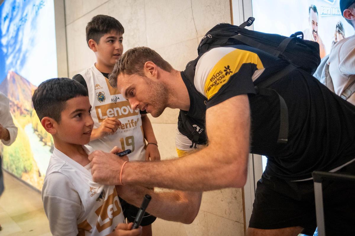 Recibimiento de la afición al CB Canarias