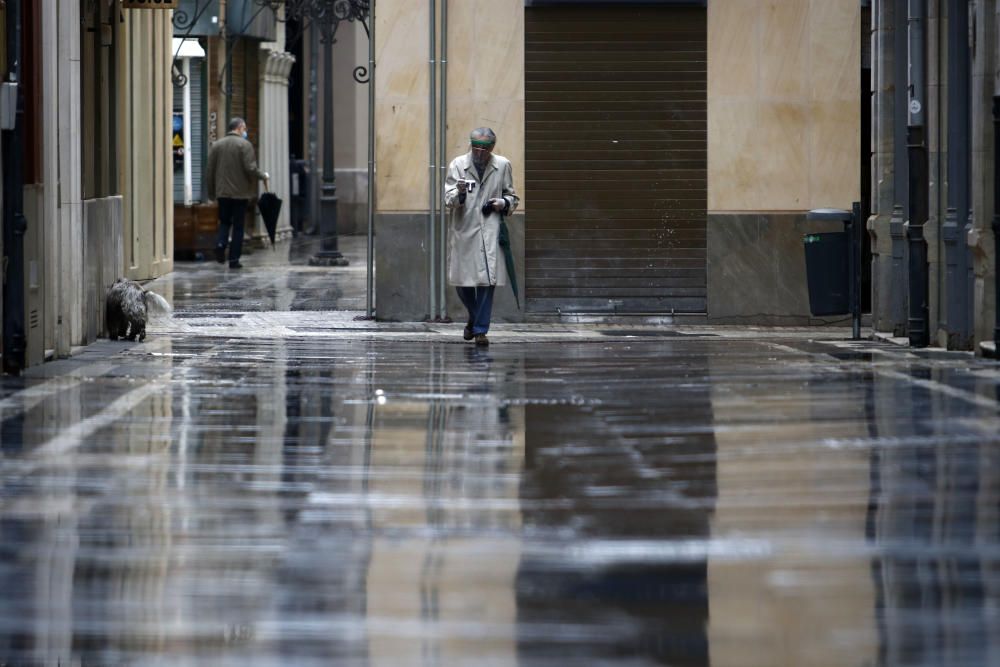 Jornada pasada por agua en la capital, sobre todo durante la mañana, mientras los ciudadanos viven las que podrían ser sus últimas jornadas en la fase 0 de la desescalada.