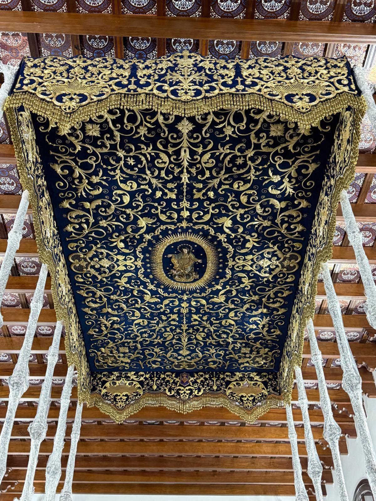 Renovado palio de la Virgen de los Dolores de Lebrija.