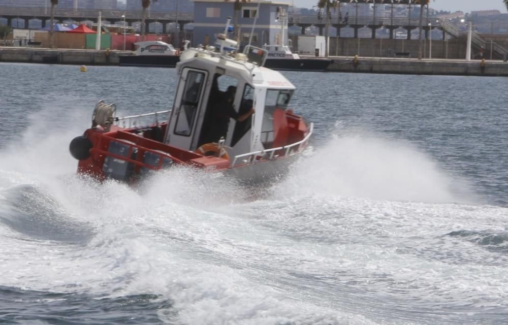 La dotación de los Bomberos cuenta con una motobomba capaz de suministrar 400 litros de agua, llega hasta los 38 nudos y es insumergible.