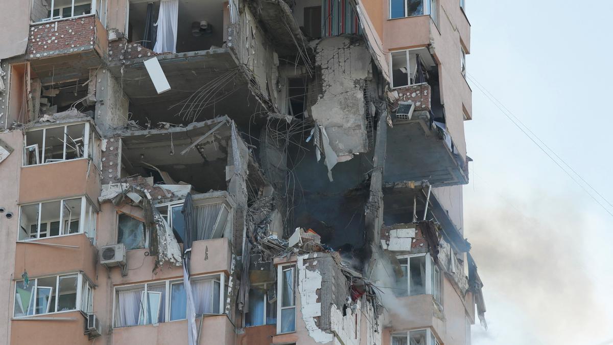 Imagen de un edificio dañado por los bombardeos rusos en Ucrania.