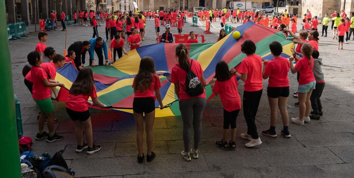 Actividad con un paracaídas multicolor en la Plaza Mayor.