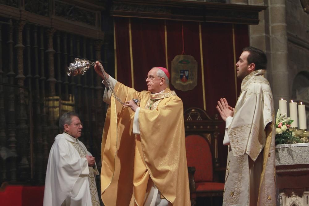 El obispo, Leonardo Lemos, ayer celebrando la ceremonia en la Catedral de Ourense sin gente. // Iñaki Osorio