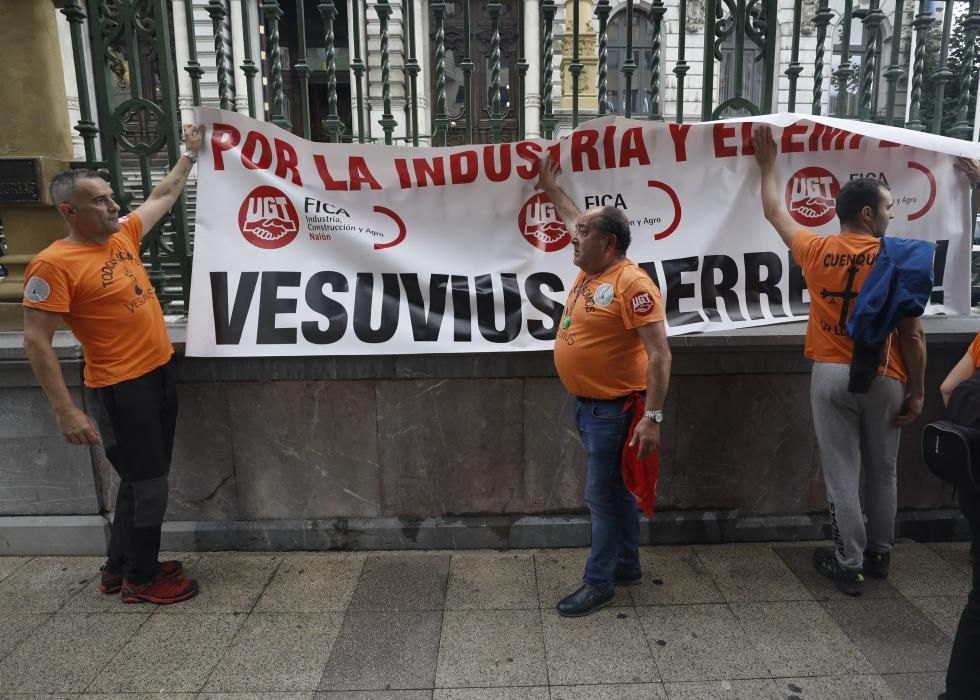 Los trabajadores de Vesuvius marchan a pie desde la fábrica de Riaño hasta la Junta