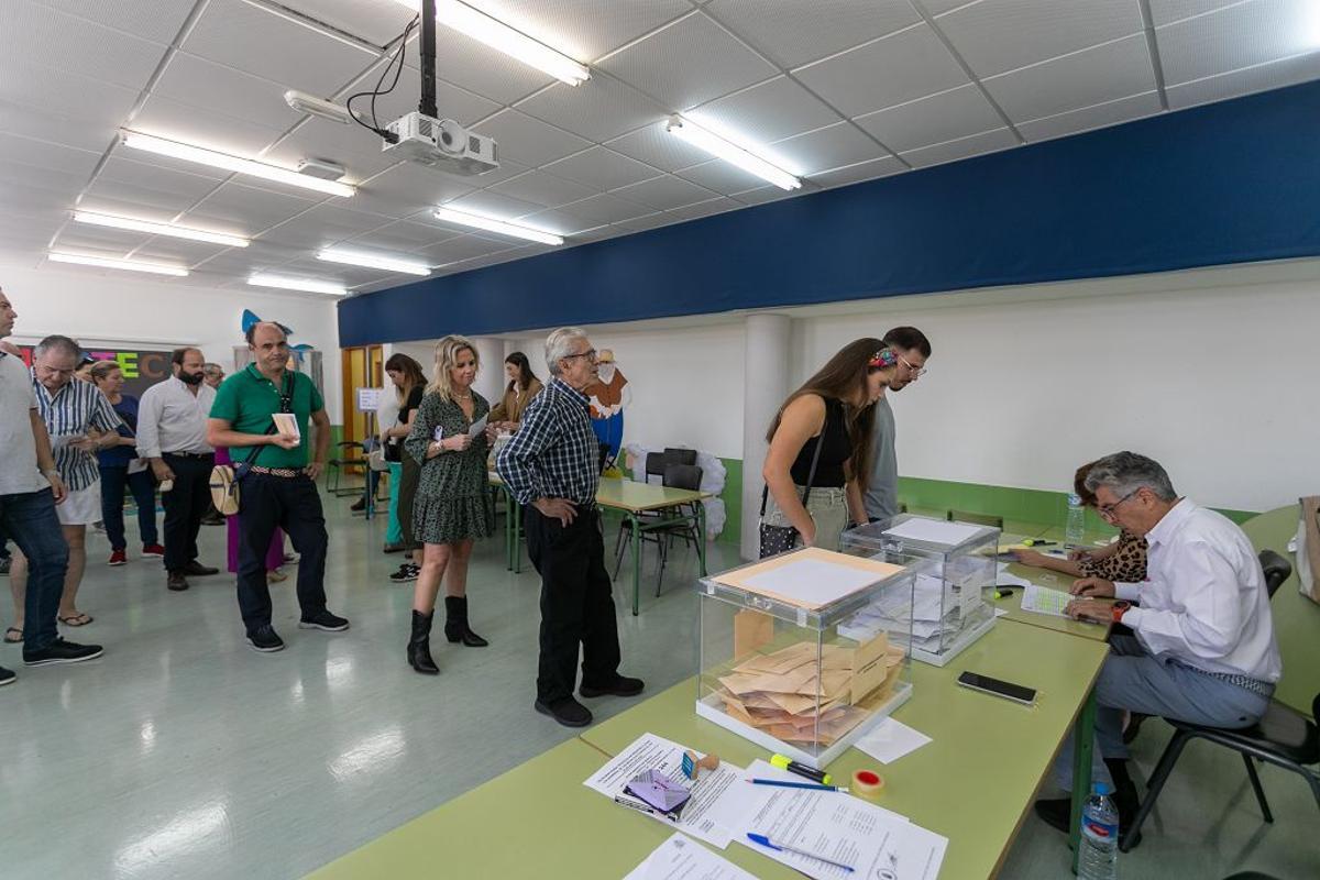 Ciudadanos votando en una mesa electoral de Cabezo de Torres.