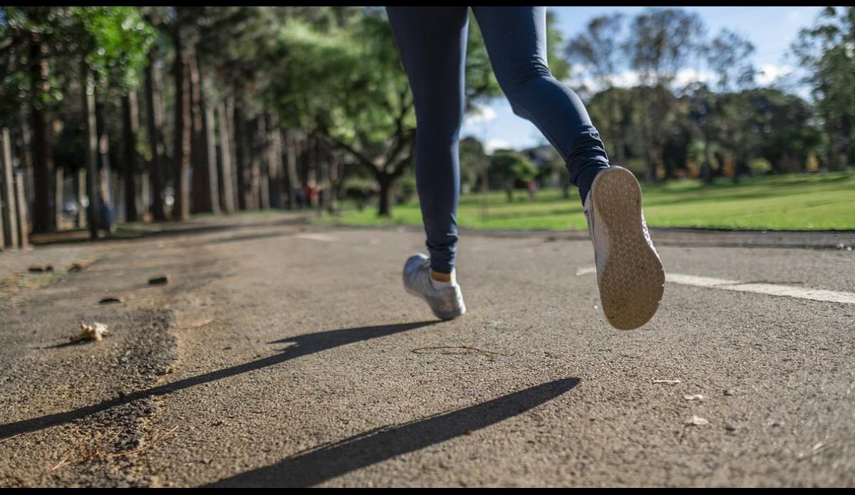 Correr es un ejercicio cardiovascular eficaz que quema una cantidad significativa de calorías por sesión.