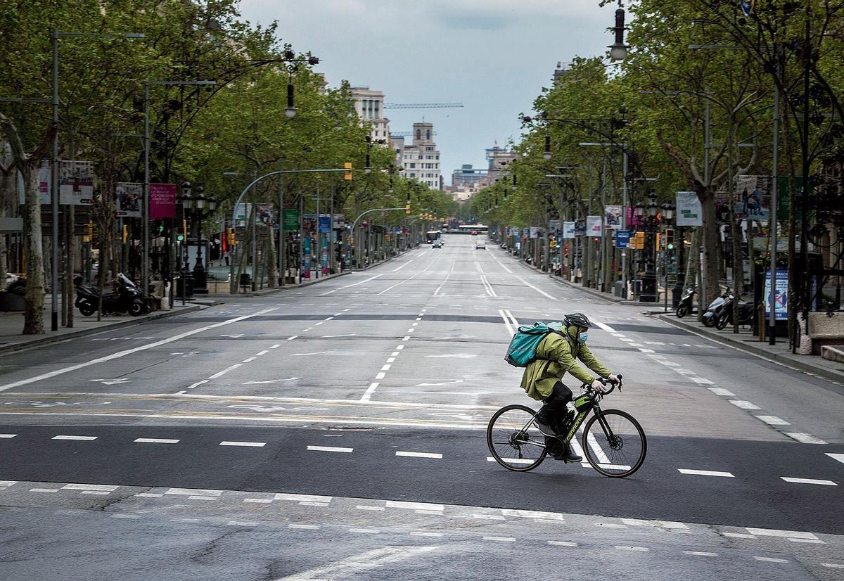 El paseo de Gràcia desierto en la cuarentena estricta de la primavera de 2020