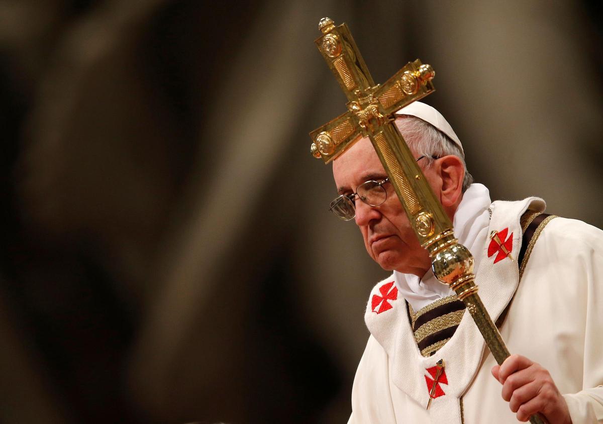 El Papa Francisco se dirige a la misa de Navidad en la basílica de San Pedro, el 28 de marzo del 2013.
