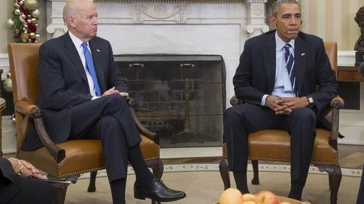 Obama (derecha) y el vicepresidente Joe Biden, en el Despacho Oval de la Casa Blanca, este jueves.