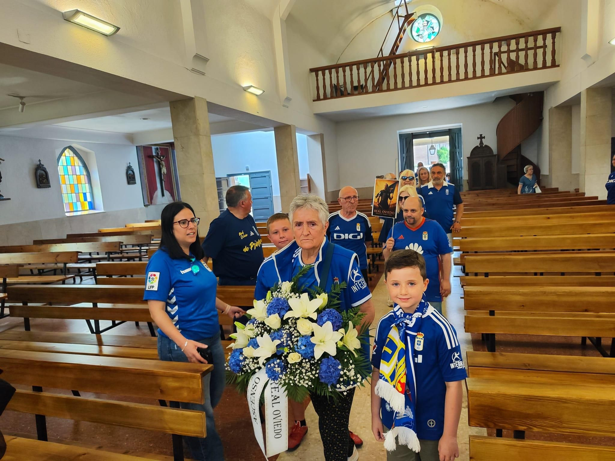 Ofrenda azul en Lugo de Llanera: los oviedistas agradecen a Santa María el ascenso a Primera