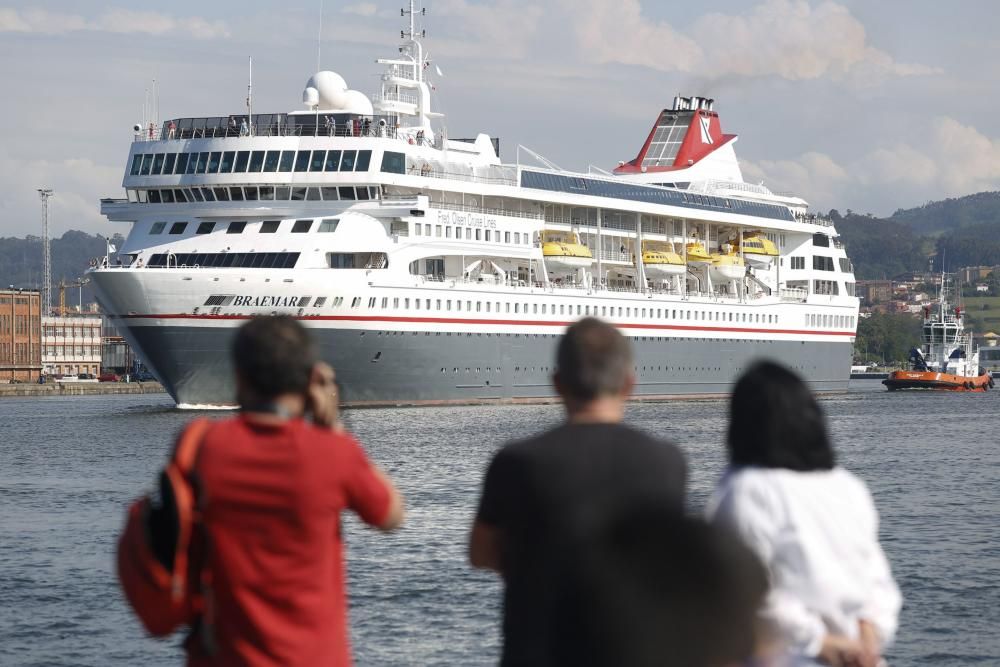 El "Braemar" abre la temporada de cruceros en Avilés, con 839 pasajeros y 390 tripulantes