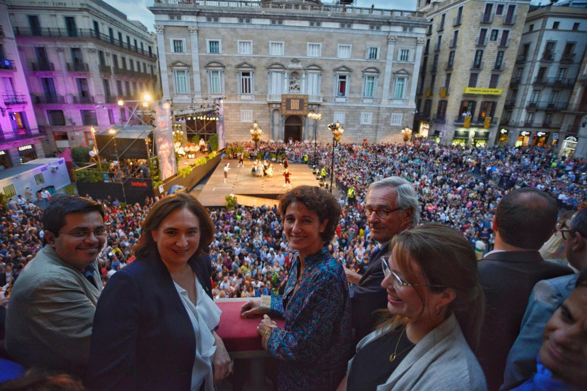 Gerardo Pisarello, Ada Colau, Marina Garcés y Xavier Trias en el balcón consistorial tras el pregón de la Mercè 2017