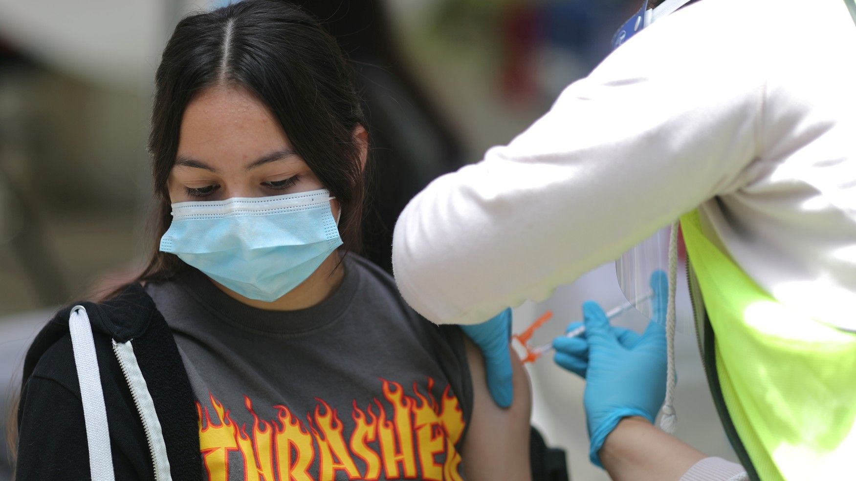 Una adolescente recibe una vacuna en la localidad californiana de Pasadena, en Estados Unidos.