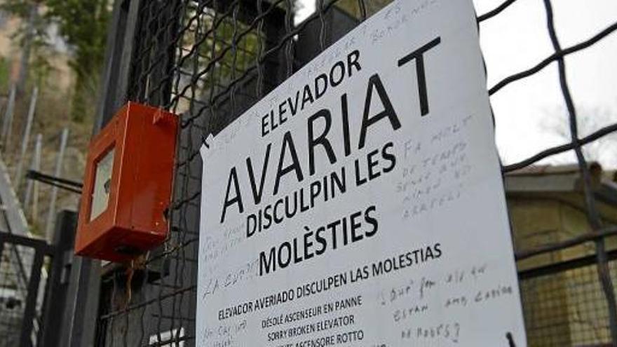 Un rètol informa de la situació de l&#039;ascensor la cabina del qual es pot veure al fons de la imatge, ahir