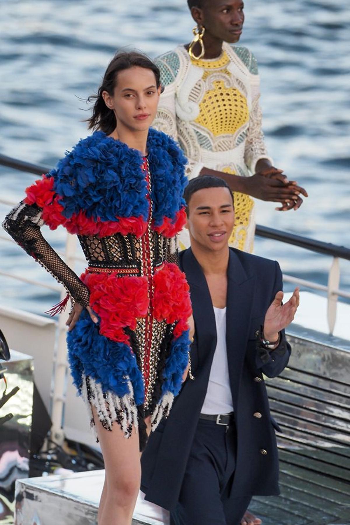 Olivier Rousteing junto a una modelo