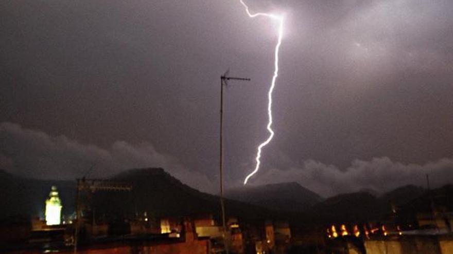 Tormenta eléctrica en Serra. Foto: Pascual Navarro