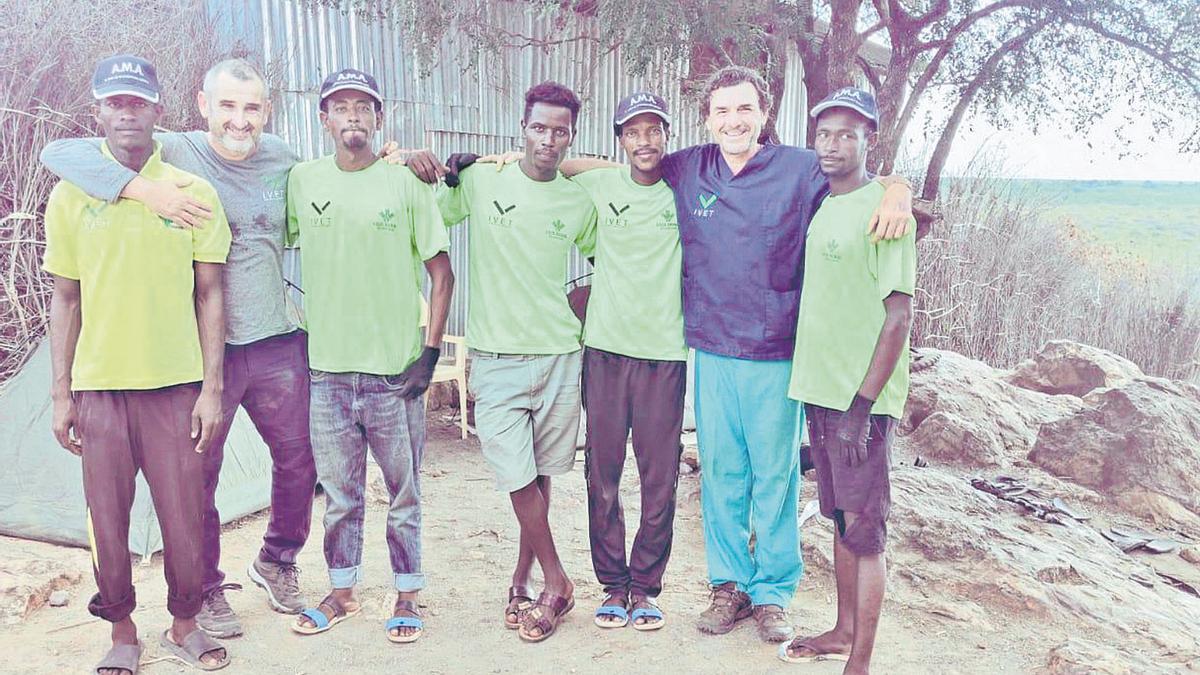 Los hermanos Esteban y David Iglesias, segundo y sexto por la izquierda, junto a los cinco veterinarios contratados en Etiopía a los que dieron formación.