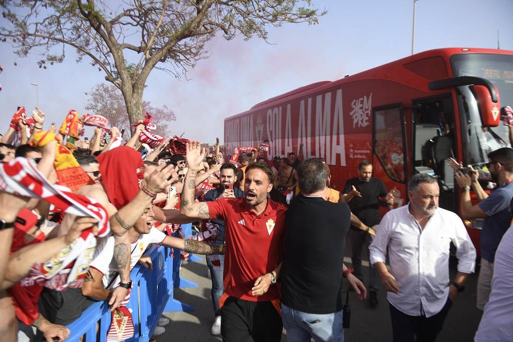 Recibimiento de la afición al Real Murcia antes del partido ante el Nástic