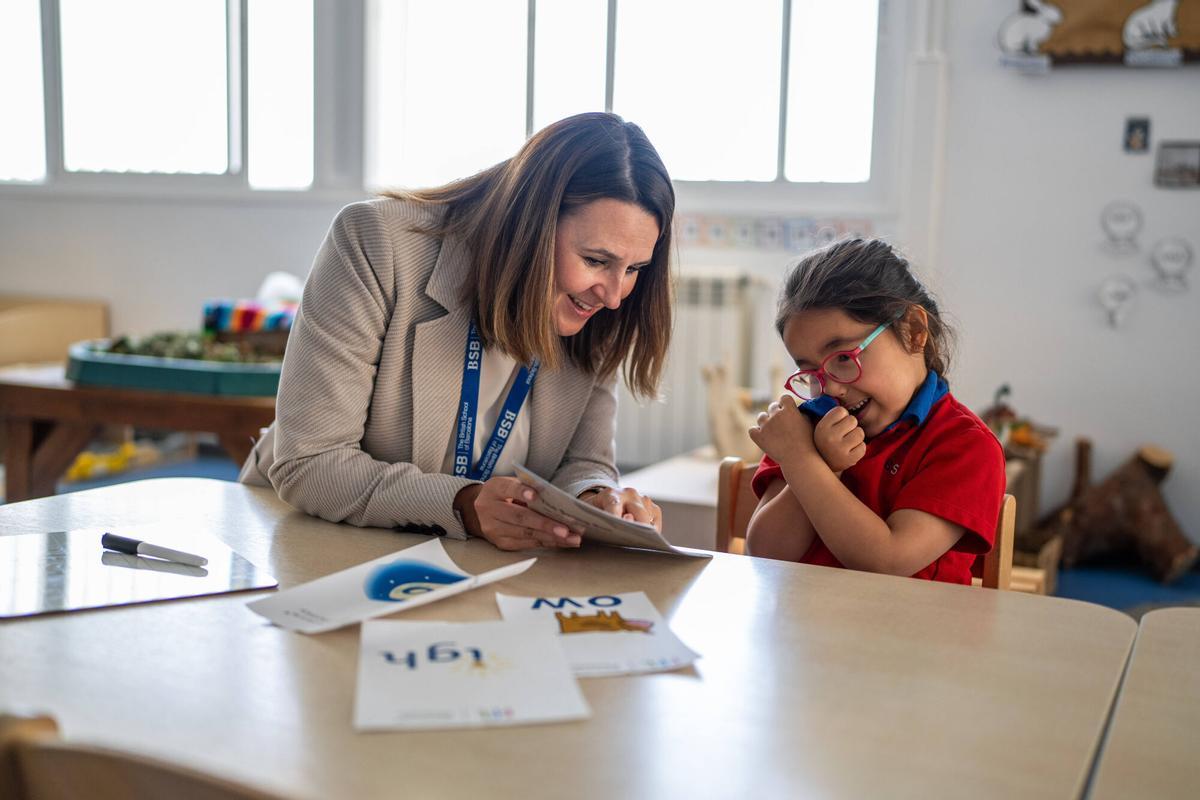 Una alumna y la directora de Infantil y Primaria del The British School of Barcelona, escuela en la lista Forbes de los 100 mejores colegios de España