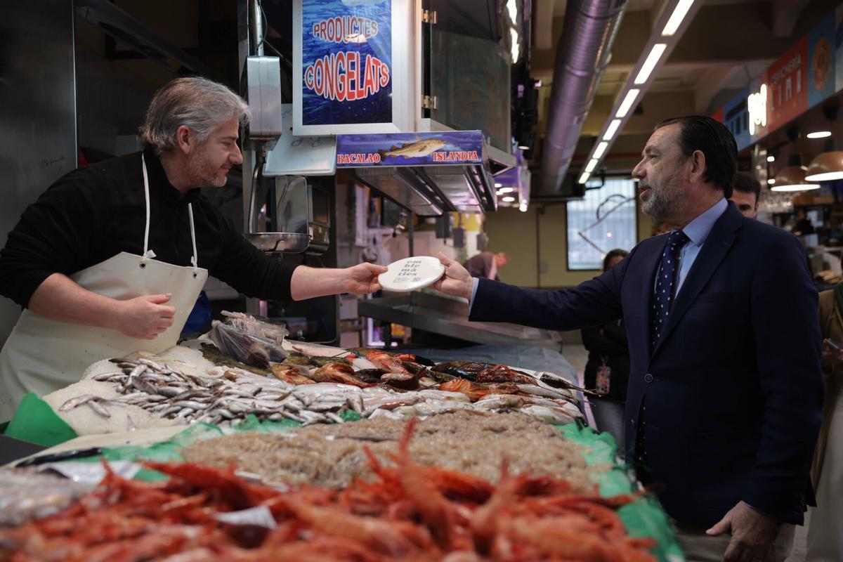 FOTOS | Reconocen como 'Comerços Emblemàtics' a varias paradas históricas del Mercat de l’Olivar