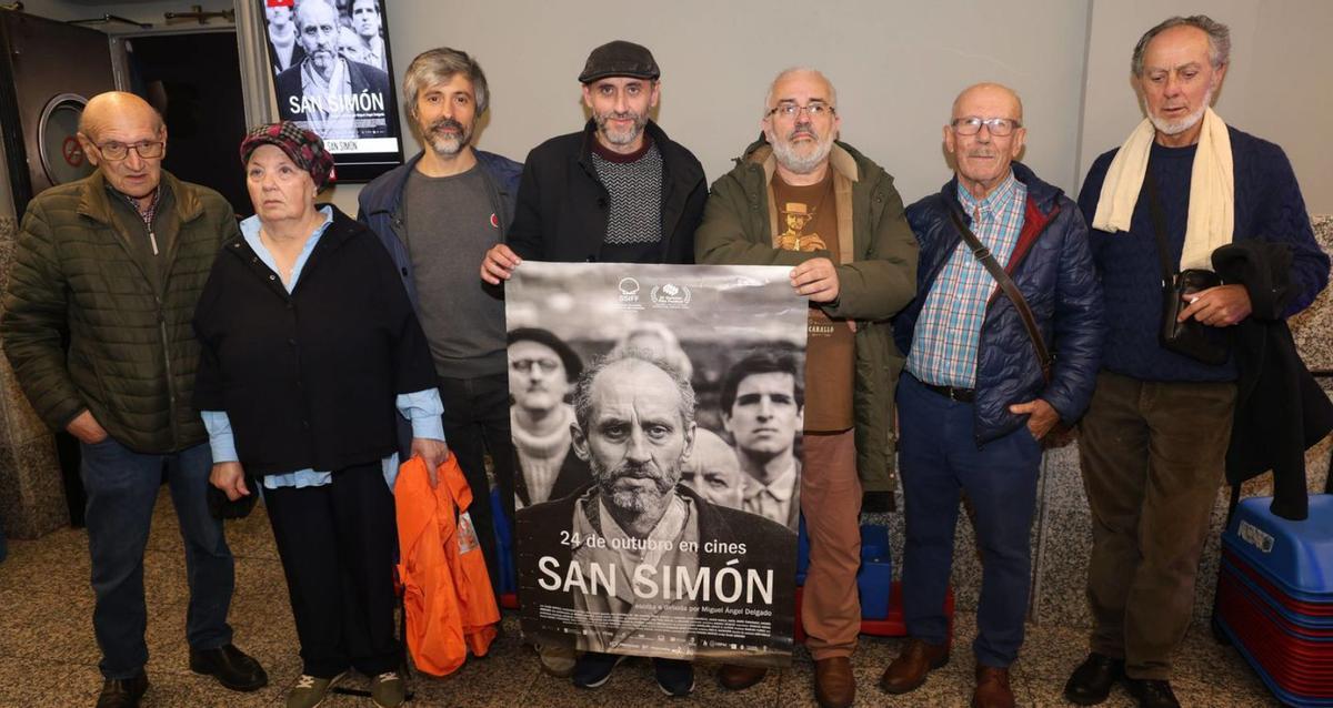 El director, tercero por la izquierda, y a su lado Flako Estévez, antes de la proyección. |