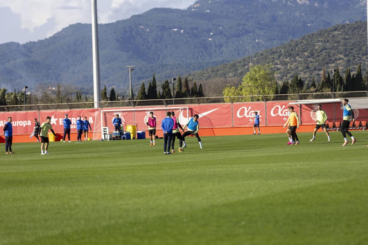 El Mallorca ha regresado este lunes a los entrenamientos tras las vacaciones de Navidad, sesión que se ha realizado en Son Bibiloni