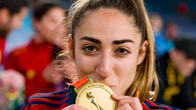 Olga, besando su medalla de campeona del Mundo tras marcar el gol que dio la victoria a la Selección Nacional frente a Inglaterra