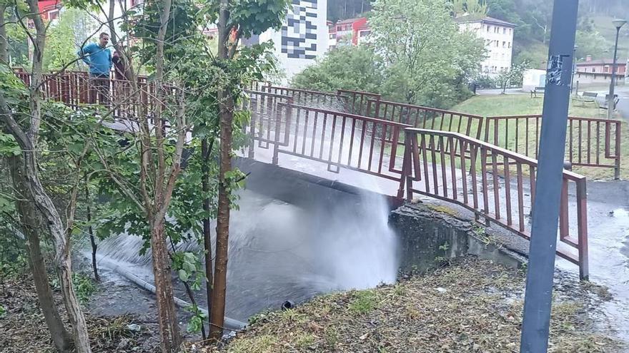 Espectacular fuga de agua en Murias tras reventar la tubería que abastecía al viejo hospital