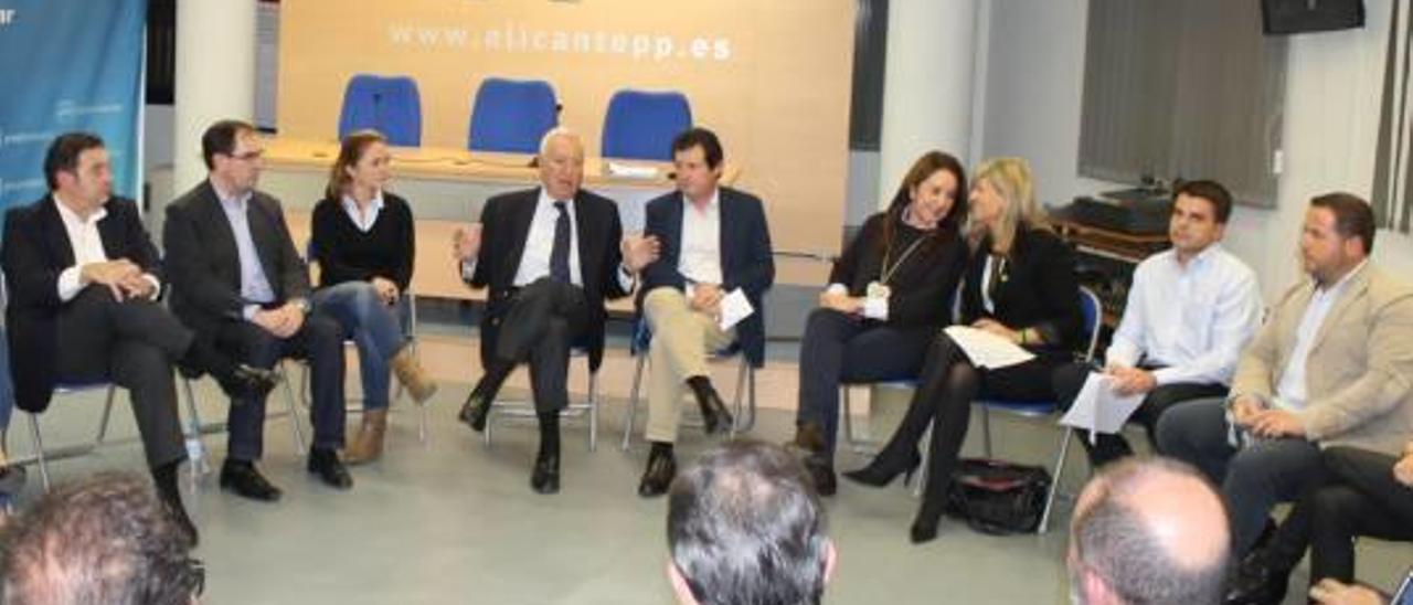 Císcar, Margallo y el resto de candidatos, ayer en la sede provincial del PP.