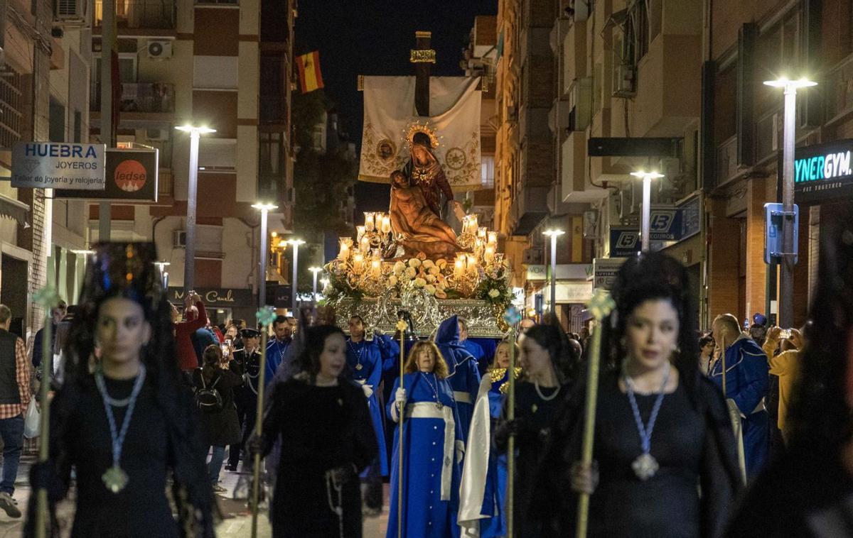 La Virgen de Piedad y Caridad, escoltada por las damas de mantilla. | RAFA ARJONES