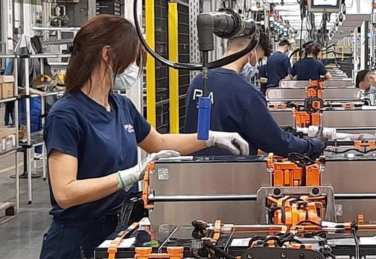 Varios trabajadores en el taller de montaje de baterías de la fábrica de Stellantis en Figueruelas