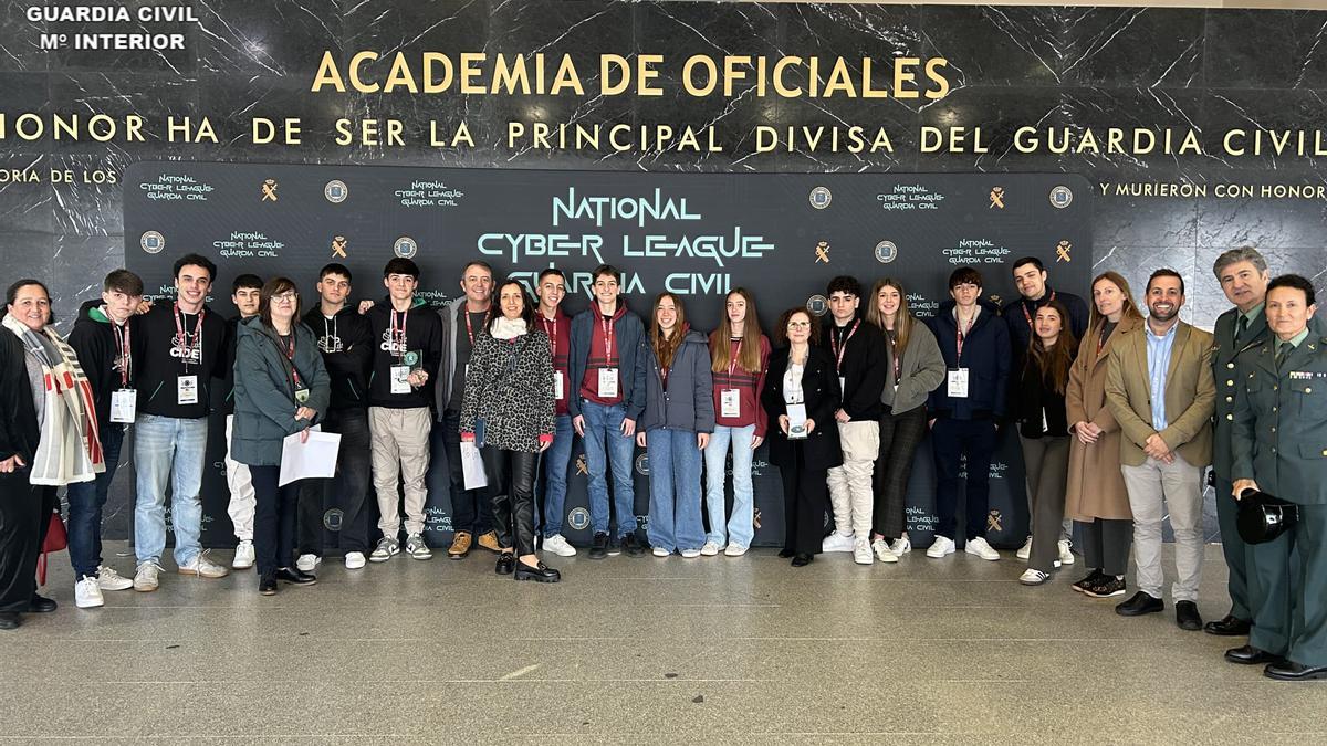 Participantes en la Ciberliga, junto a agentes de la Guardia Civil