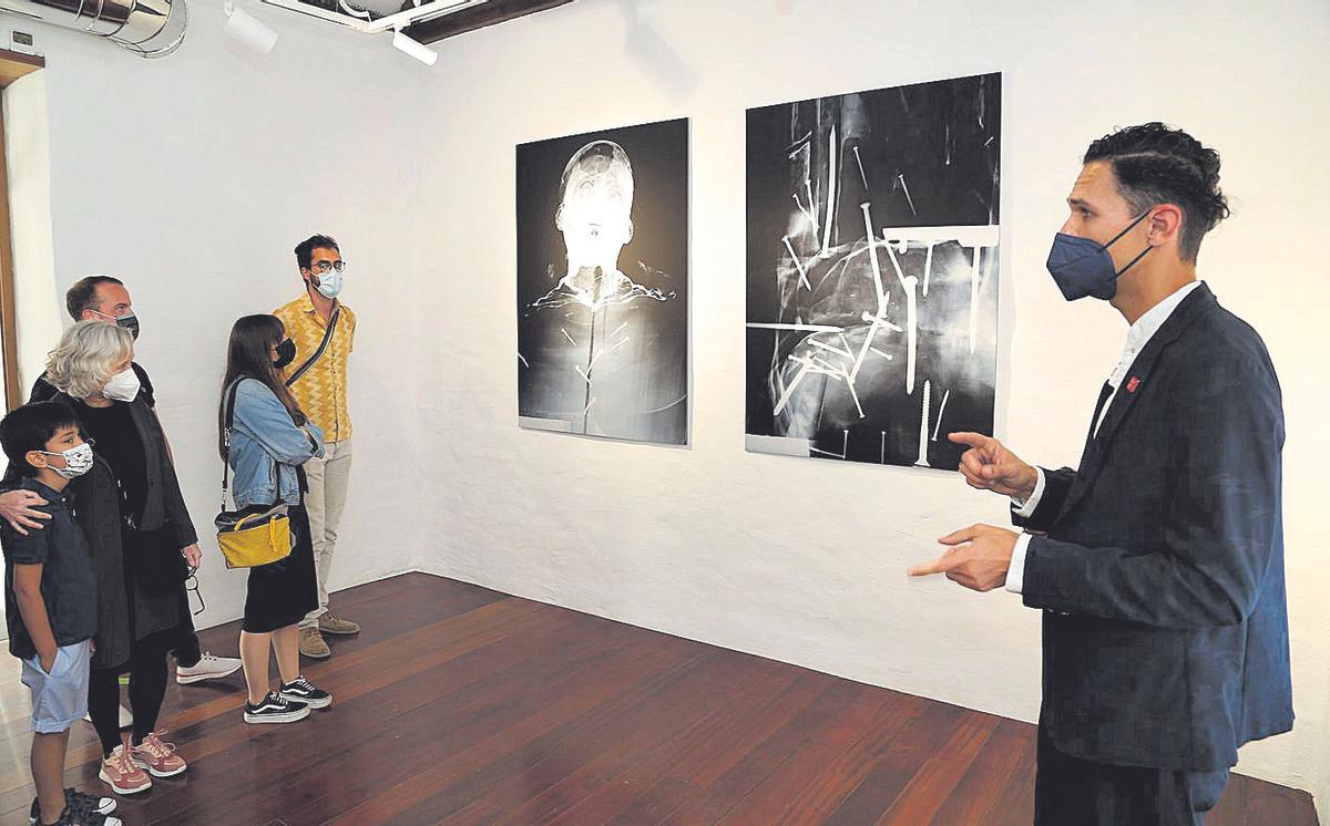 Iván Arencibia explica los detalles de las radiografías realizadas a la imagen de San Vicente Ferrer.