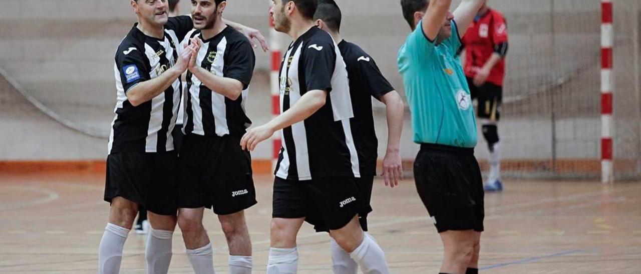 Los jugadores de El Mallu se felicitan tras conseguir un gol.