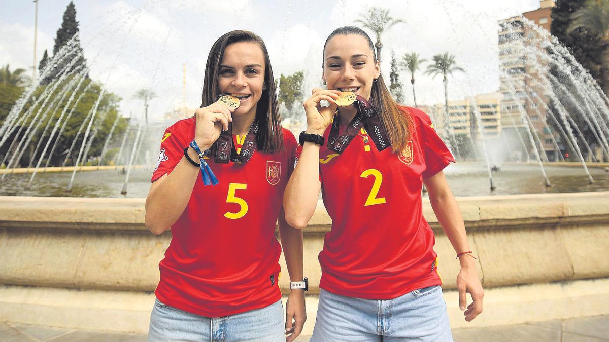 Mayte Mateo y Noelia Montoro muerden la medalla de oro conseguida en el Europeo.