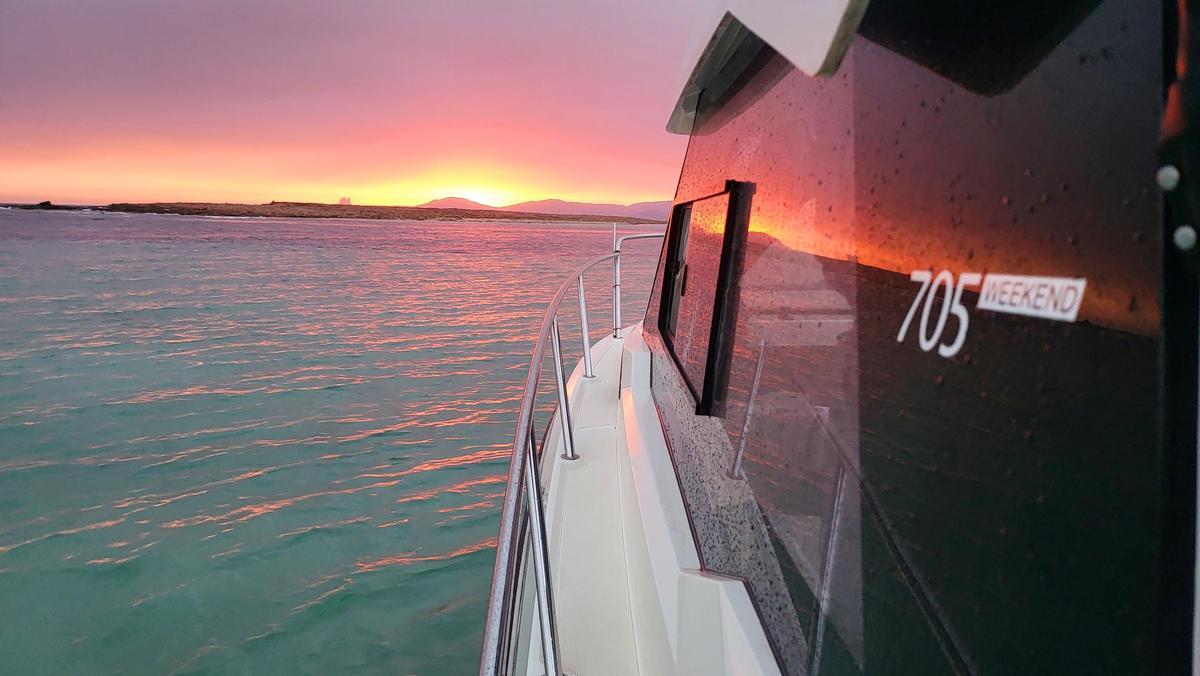 as puestas de sol y los anocheceres en un barco cabinado tan confortable como esta Quicksilver Active 705 Weekend saben a miel. Tienes un camarote y cama para tres personas, baño, cocina, nevera... y la opción de dormir dentro protegido de la humedad y el frío y sin que te coman los mosquitos.